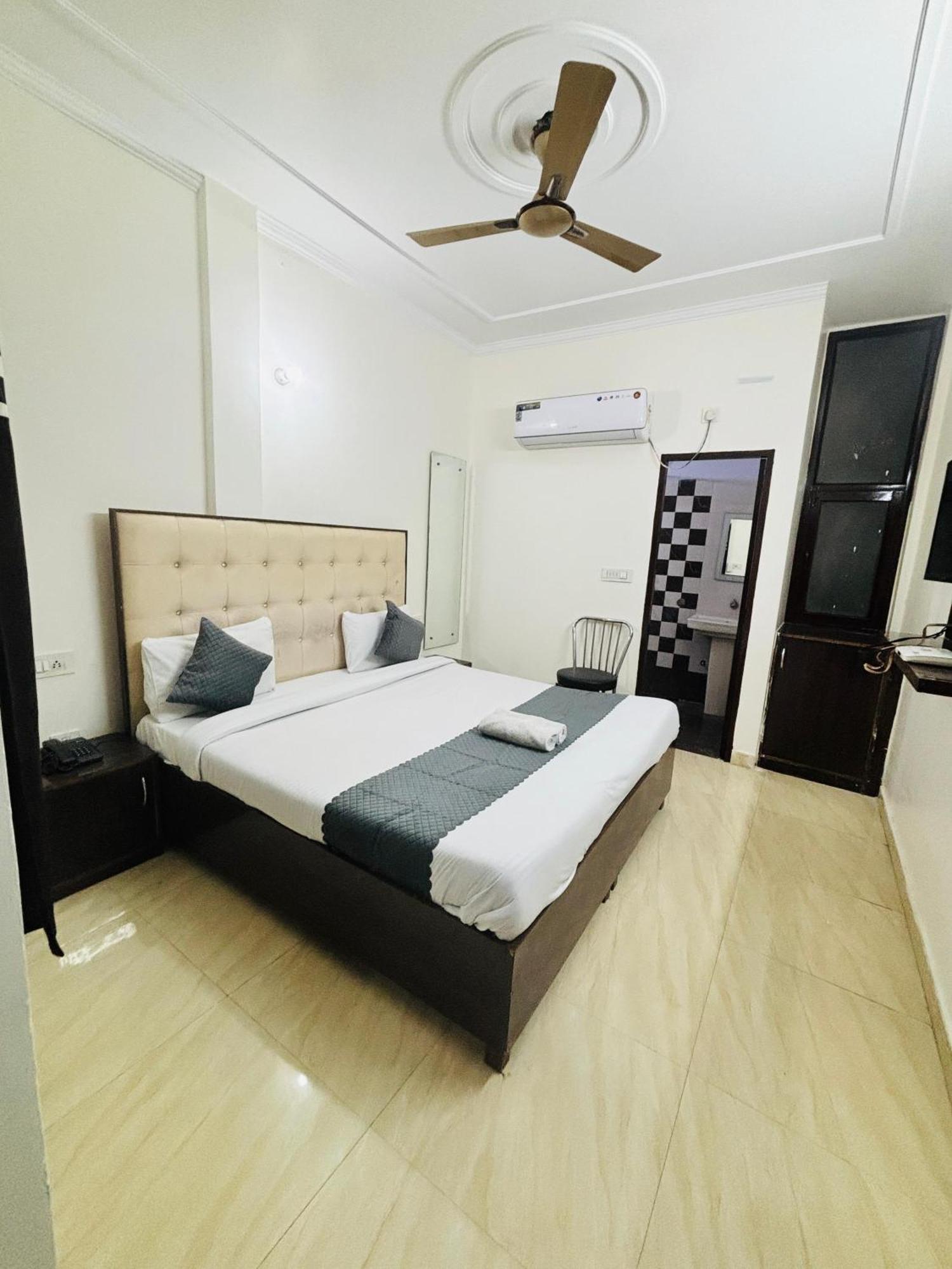 Hotel Kb Square Near Chandigarh Railway Station Room photo