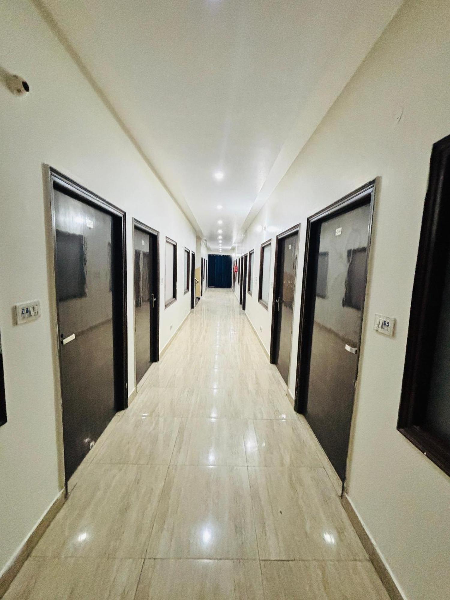 Hotel Kb Square Near Chandigarh Railway Station Room photo