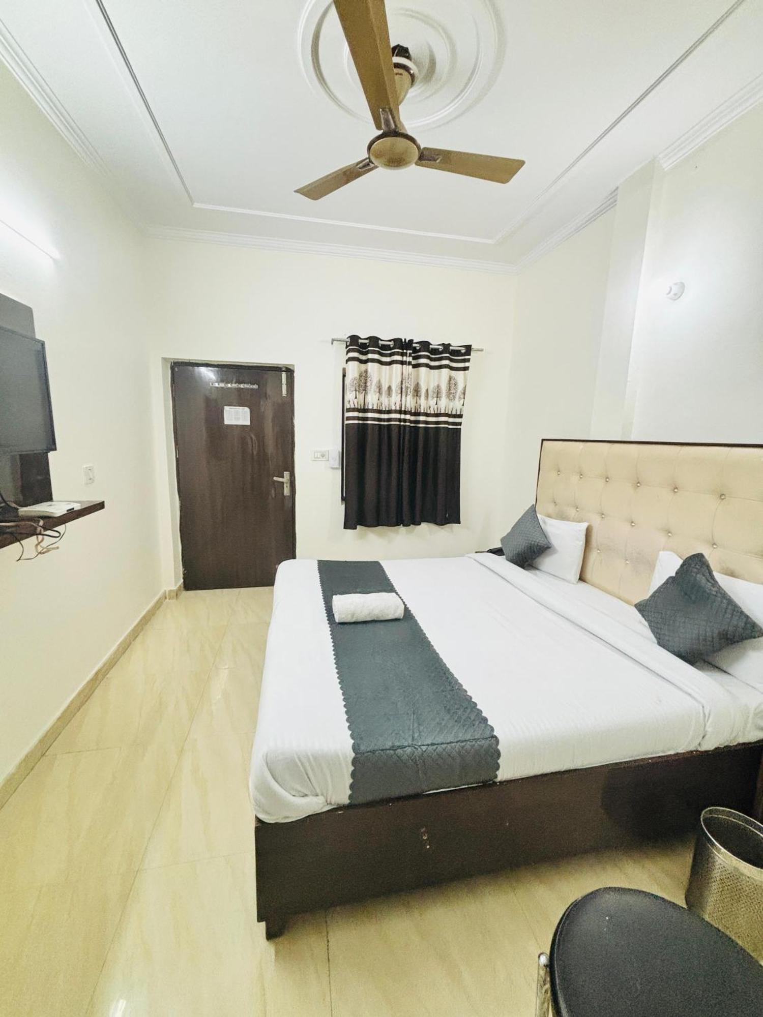 Hotel Kb Square Near Chandigarh Railway Station Room photo