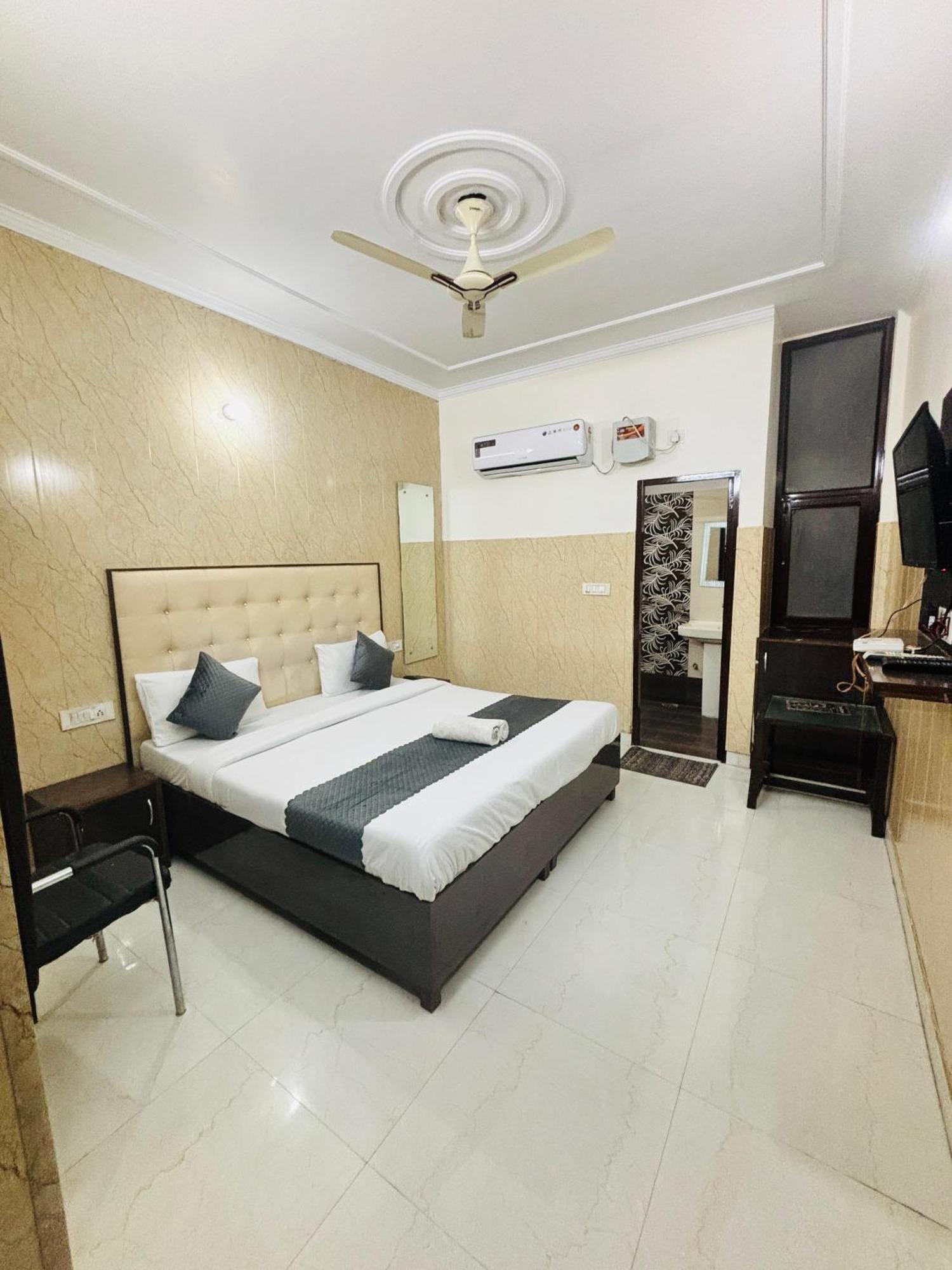 Hotel Kb Square Near Chandigarh Railway Station Room photo