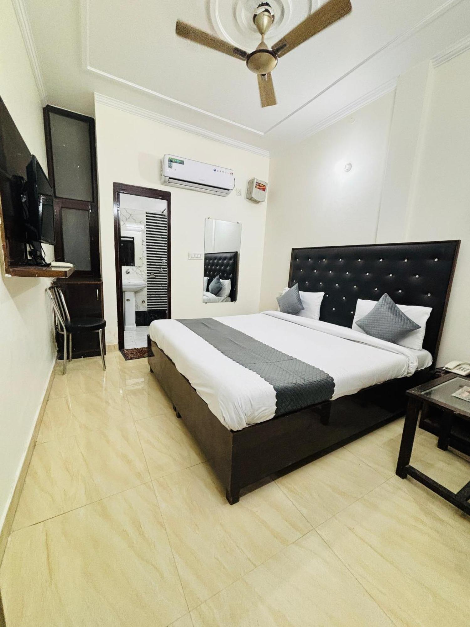 Hotel Kb Square Near Chandigarh Railway Station Room photo