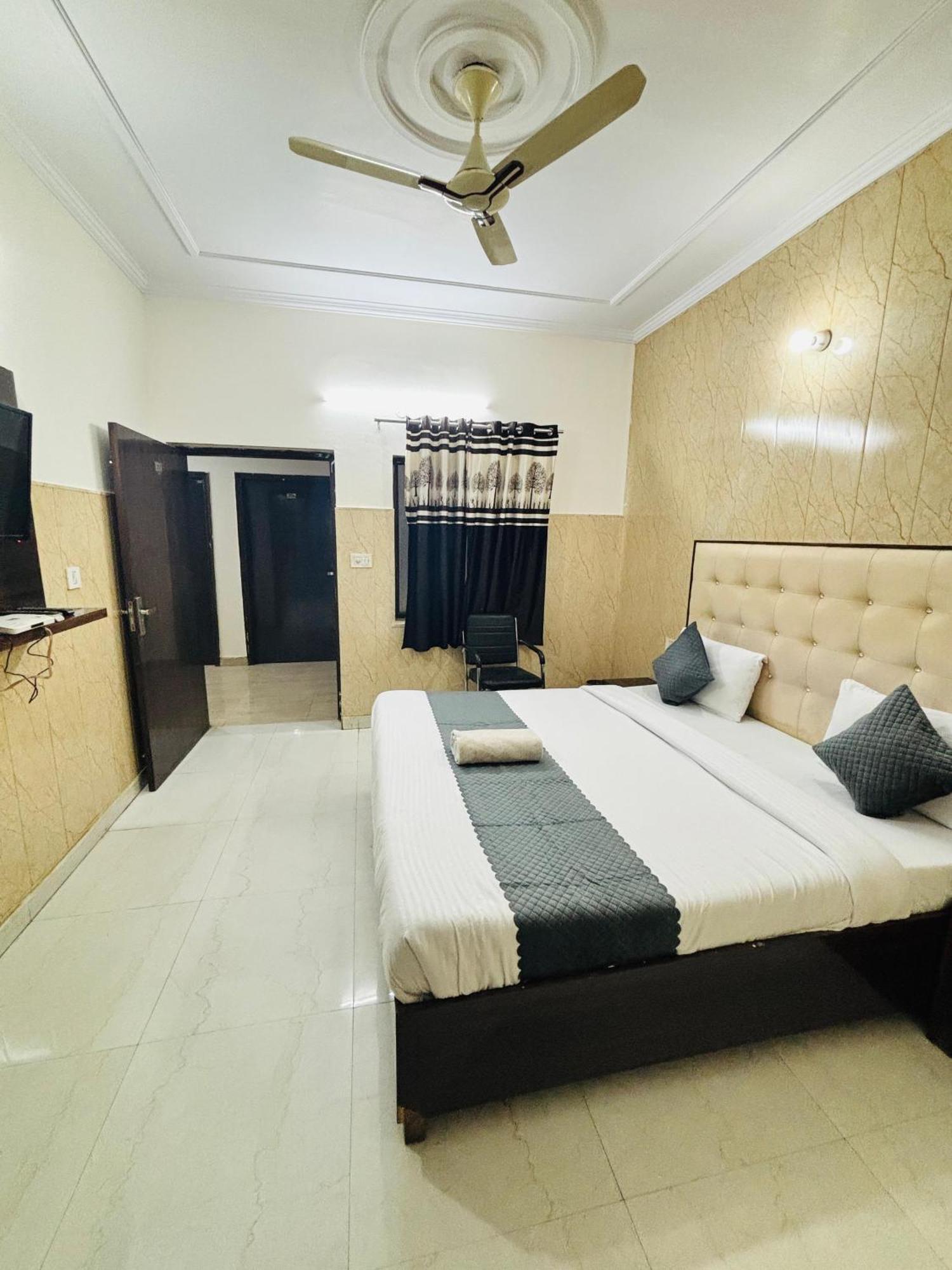 Hotel Kb Square Near Chandigarh Railway Station Room photo